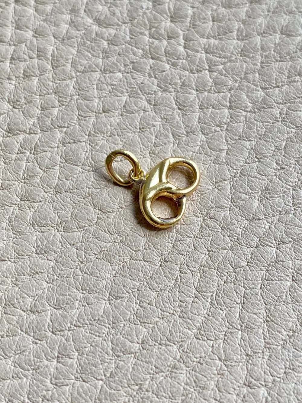 18k gold Swedish vintage charm or pendant - Pretzel - made 1923-1965