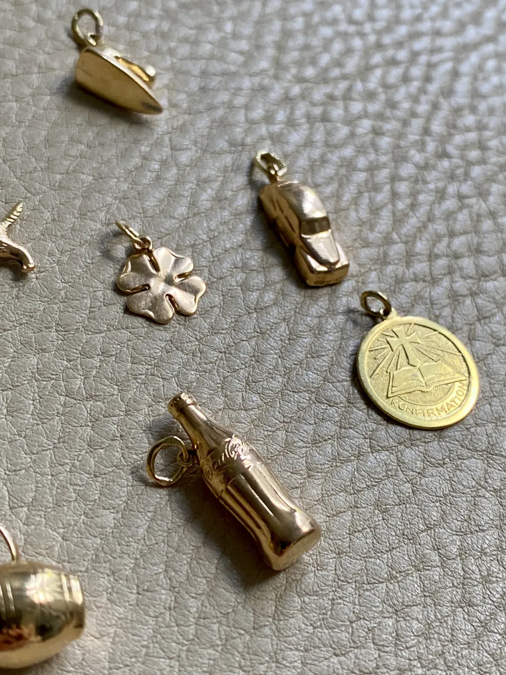 18k gold Swedish vintage charm or pendant - Vintage Car