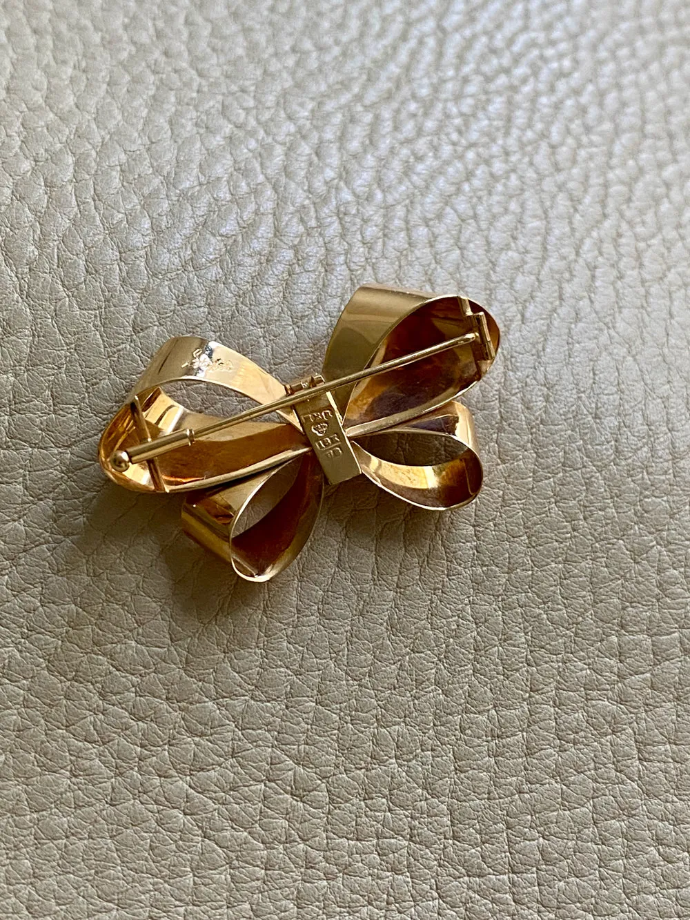 1946 Vintage Bow Shaped Brooch in 18k gold - Stockholm, Sweden by Stigbert