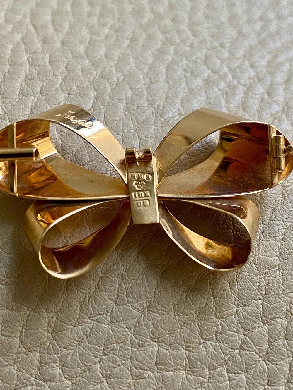 1946 Vintage Bow Shaped Brooch in 18k gold - Stockholm, Sweden by Stigbert