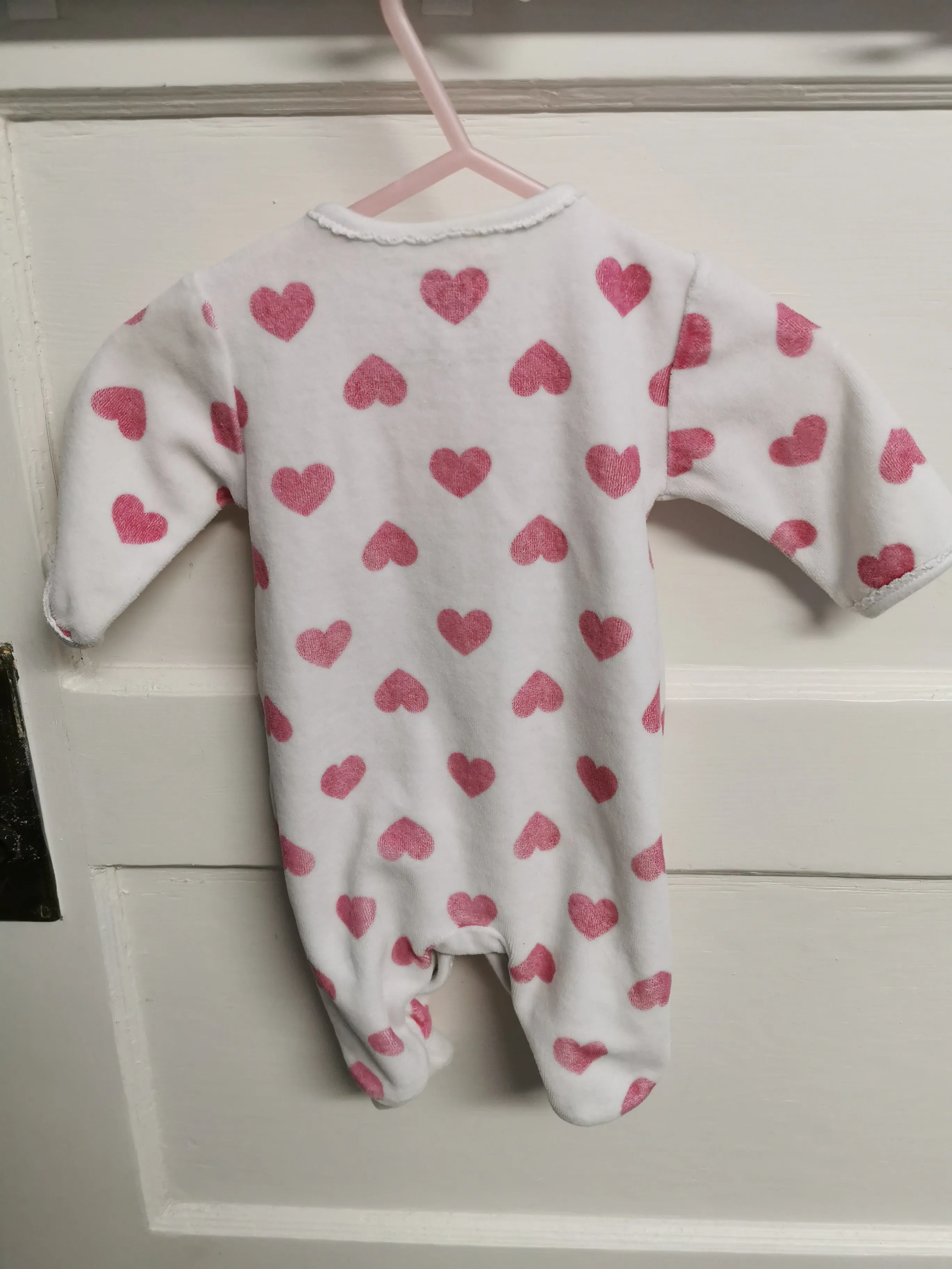 BABY GIRL SIZE 0/1 MONTHS (10LBS) - LOVE'N CUDDLES, Soft & Warm Heart Print One-piece EUC B32