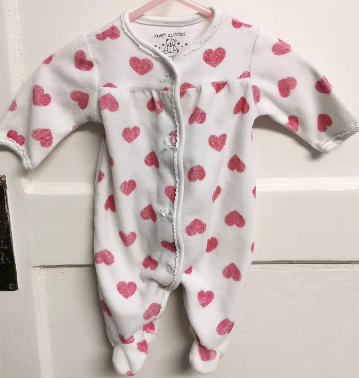 BABY GIRL SIZE 0/1 MONTHS (10LBS) - LOVE'N CUDDLES, Soft & Warm Heart Print One-piece EUC B32