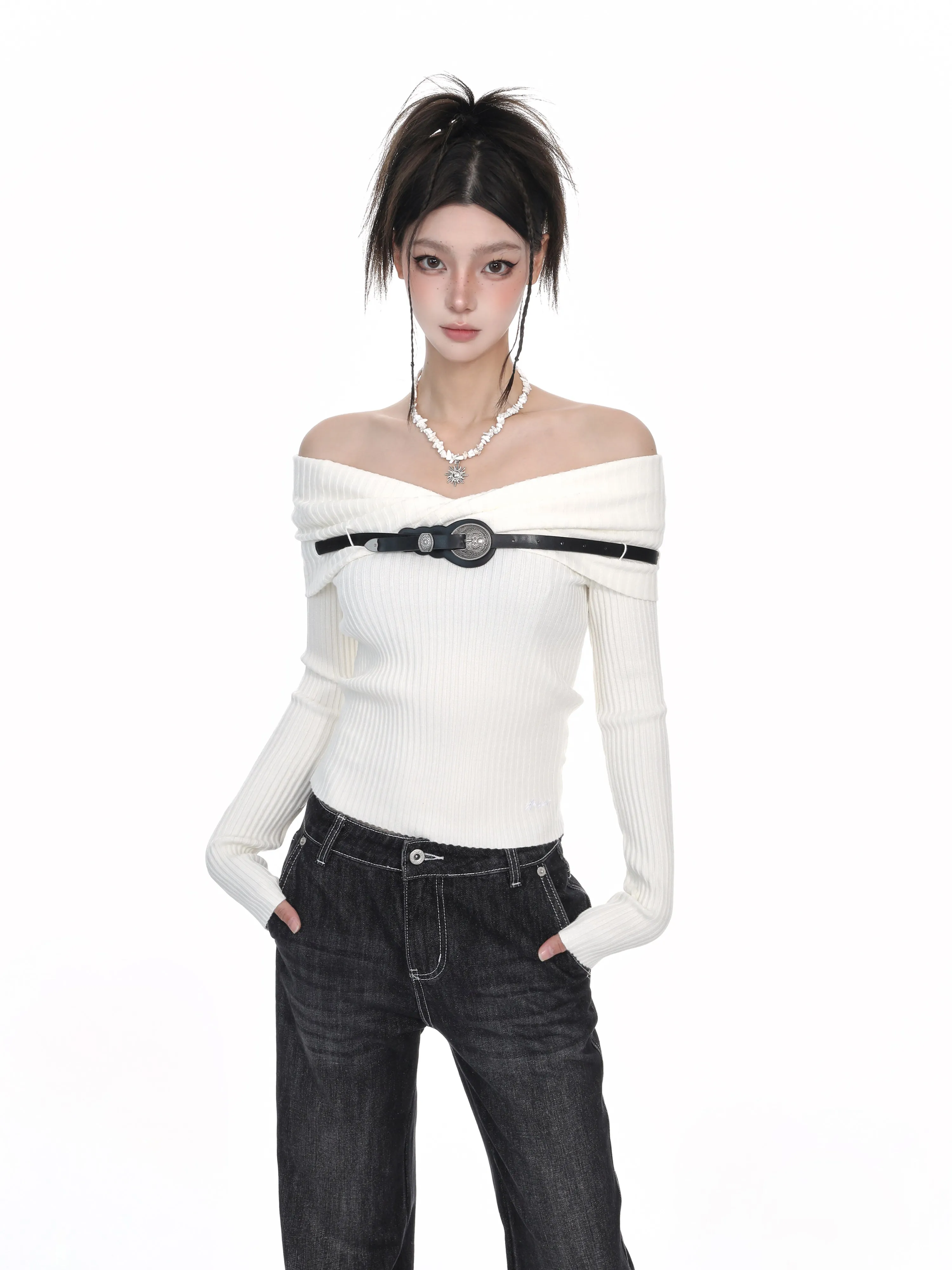 Long-sleeved knitted sweater