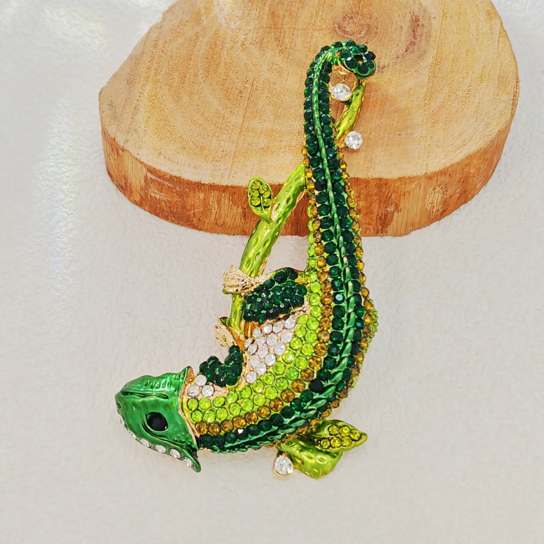 Stunning Green Chameleon Brooch with Crystal and Enamel Detailing